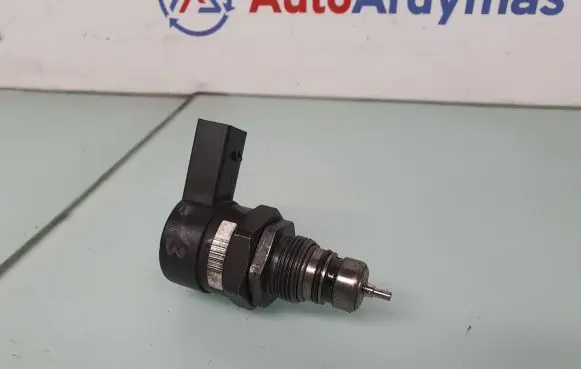 BMW 7 E65 E66 Fuel pressure regulator 7805733 13537805733 0281002481