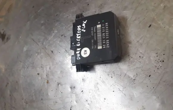 Mercedes-Benz E W210 Door control unit/module 2108203526