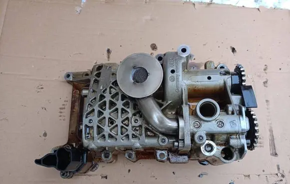 Volkswagen PASSAT B6 Oil pump balance shaft 06b103535b