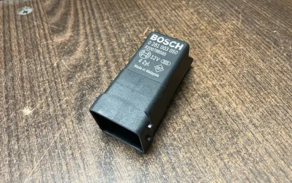Opel Vivaro Glow plug pre-heat relay 8200798585 0281003050
