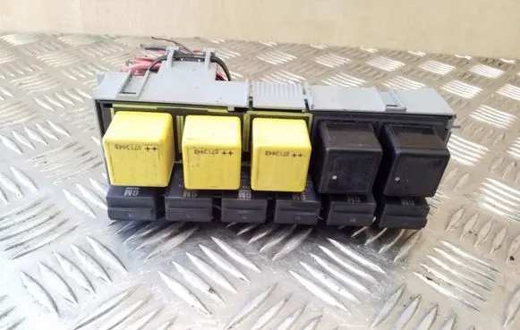 Opel Meriva A Relay mounting block 