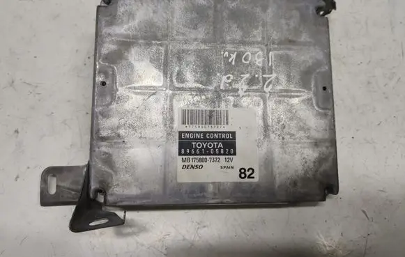 Toyota Avensis T250 Engine control unit/module 8966105820