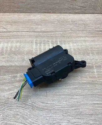 Audi A3 S3 8P Air flap motor/actuator 132801345 983389HF 1K0907511