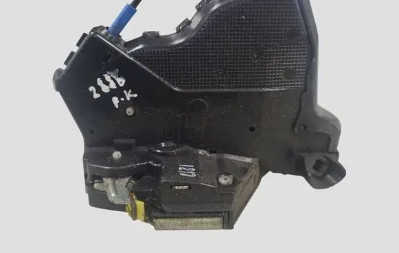 Toyota Corolla Verso AR10 Front door lock A046693