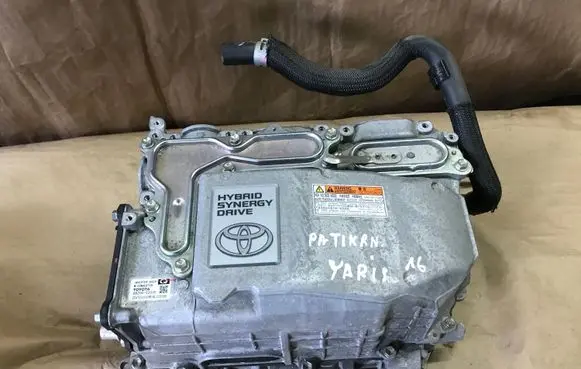 Toyota Yaris Voltage converter inverter G920052030