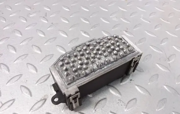 Volkswagen Jetta VI Heater blower motor/fan resistor 3C0907521G CZ2468105385