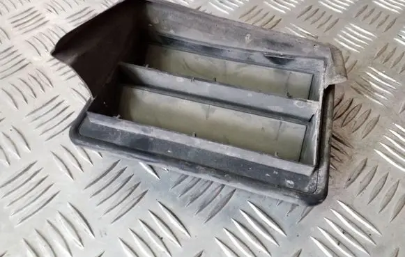 Quarter panel pressure vent