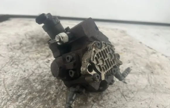 Opel Vivaro Fuel injection high pressure pump 8201024002 5208918 8200950493