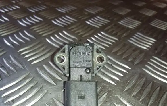 Volkswagen PASSAT B5 Air pressure sensor 038906051