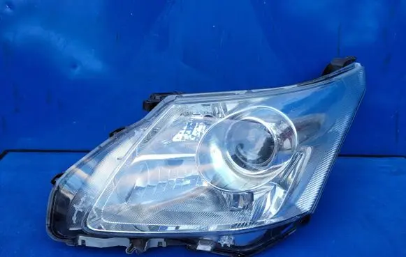 Toyota Avensis T270 Headlight/headlamp 0512