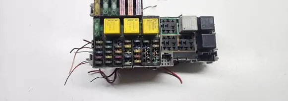 Opel Corsa C Fuse module 13142780