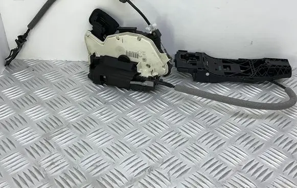 Volkswagen Golf VII Rear door lock 5K4839016R 5N0839885H 3C0817017