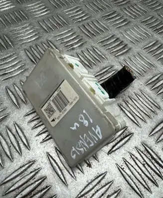Toyota Avensis T270 Fuse module 8267120360 5J26 0999