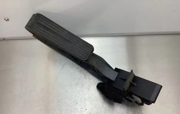 Mercedes-Benz E W211 Accelerator throttle pedal A2113000404
