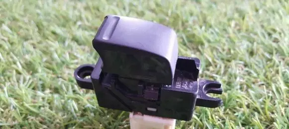 Nissan Almera Electric window control switch