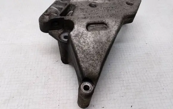 Volkswagen Touran I Engine mounting bracket 03G199207F