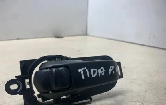 Nissan Tiida C11 Front door interior handle 