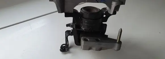 Toyota RAV 4 (XA40) Engine mount bracket