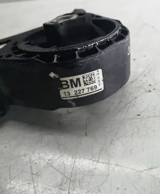 Opel Insignia A Engine mount bracket 13227769 2300061