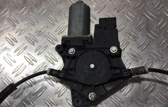 Peugeot 406 Front door window regulator motor 0130021675