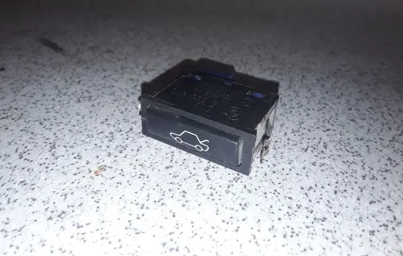 BMW 5 E39 Tailgate/boot open switch button 61318365579 8365579