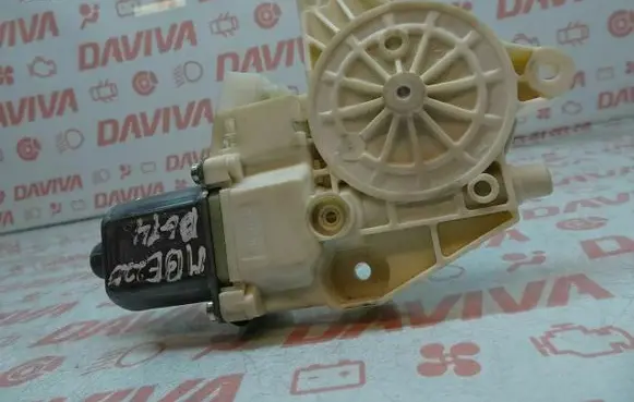 Mercedes-Benz C AMG W204 Rear door window regulator motor A2048200642 0130822504