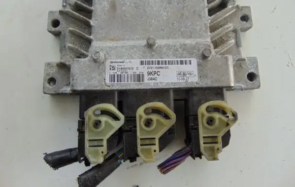 Ford Focus Engine control unit/module AV2112A650CC
