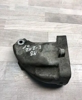 Mercedes-Benz E W212 Engine mounting bracket A6422233404