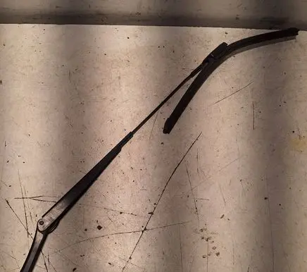 Front wiper blade arm