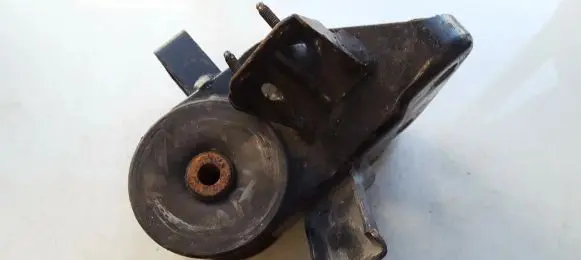 Mazda 626 Engine mount bracket