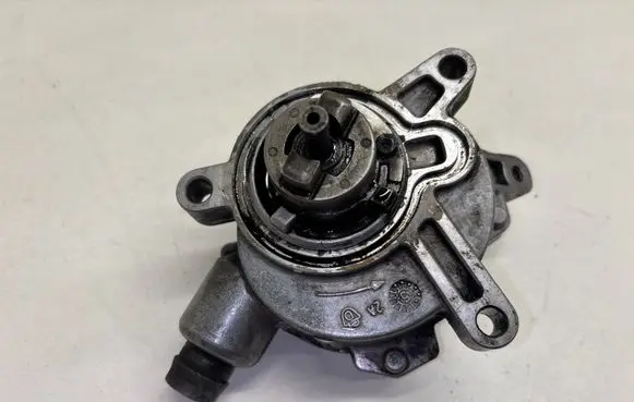 Volvo XC90 Vacuum pump 30677904