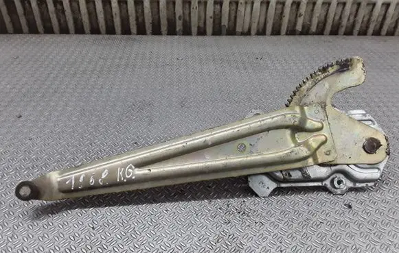 Rear door manual window regulator