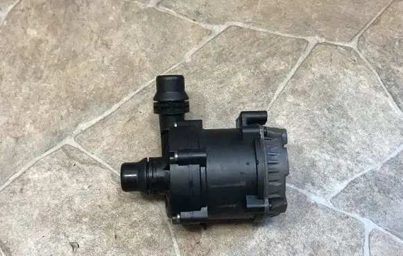 BMW 5 G30 G31 Electric auxiliary coolant/water pump 8638237