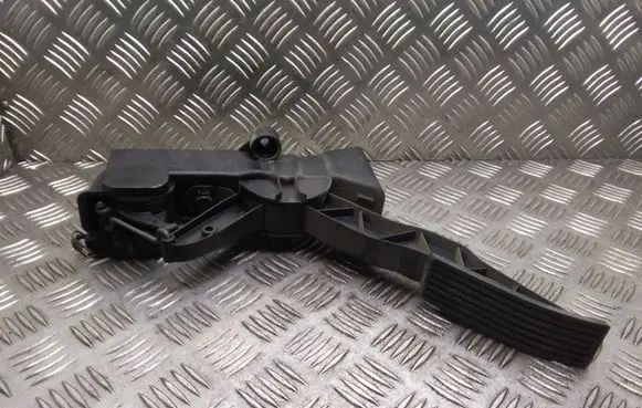 Mercedes-Benz B W245 Accelerator throttle pedal A1693000104 91736020