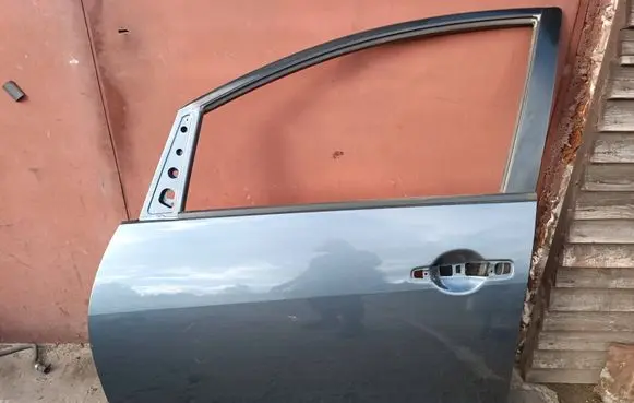 Mitsubishi Grandis Front door