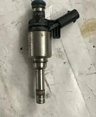 Volkswagen Scirocco Fuel injector 06H906036G