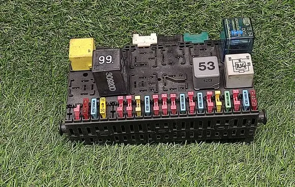 Volkswagen Golf III Fuse module 357937039