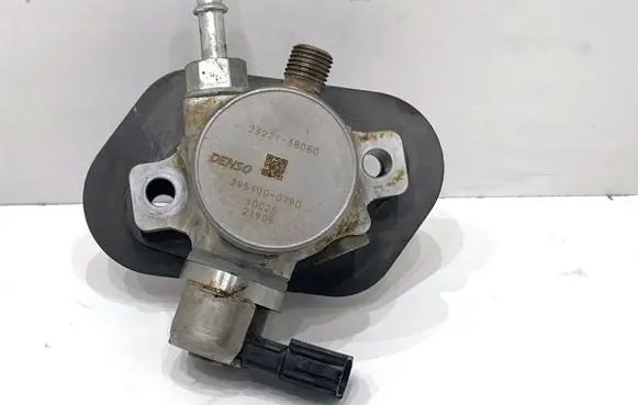 Lexus IS III XE30 Fuel injection high pressure pump 2322138080