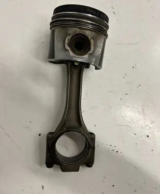 Volkswagen Caddy Piston with connecting rod 