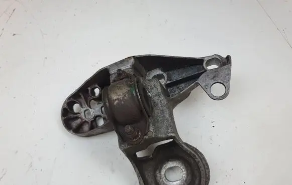 Volkswagen PASSAT B5.5 Engine mounting bracket 8E0199351