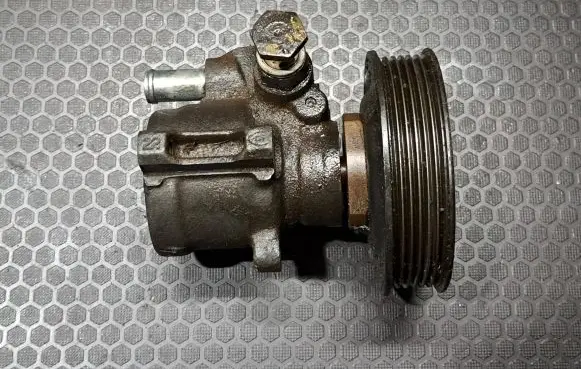 Volkswagen Golf IV Power steering pump 1J0422154C 26068369