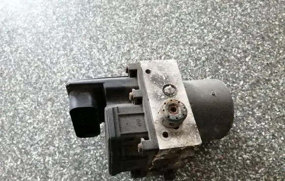 Ford Mondeo Mk III ABS Pump 265222015