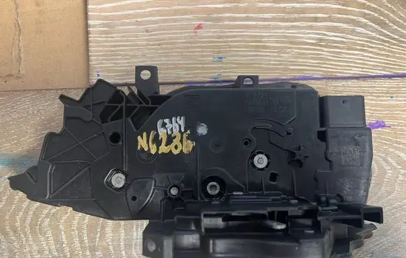 BMW 1 F40 Front door lock 7445041 18283810