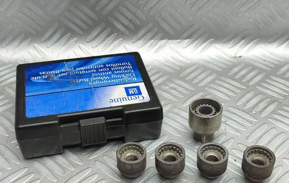 Opel Zafira C Anti-theft wheel nuts and lock 13331034 GR480060 1008004