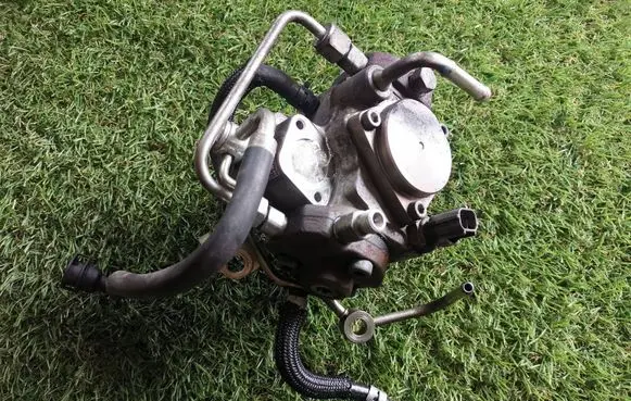 Toyota Avensis T250 Fuel injection high pressure pump 221000R020 HU2940000304