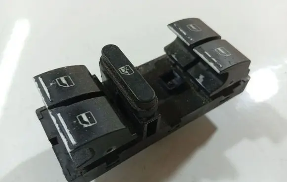 Volkswagen Golf V Electric window control switch 1K4959857