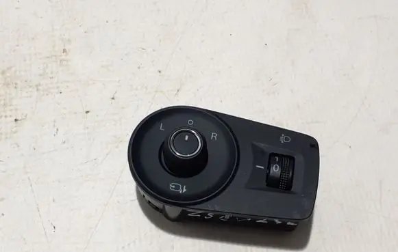 Wing mirror switch
