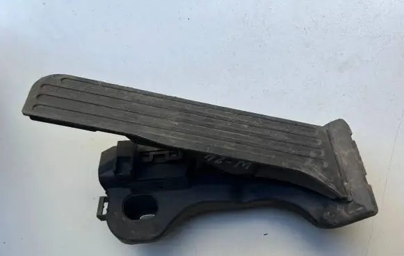 Volkswagen PASSAT B6 Accelerator throttle pedal 1K1721503L 6PV00860000