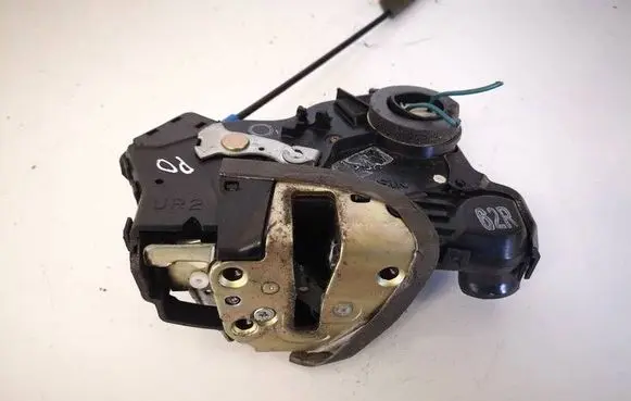 Toyota Corolla Verso AR10 Front door lock 
