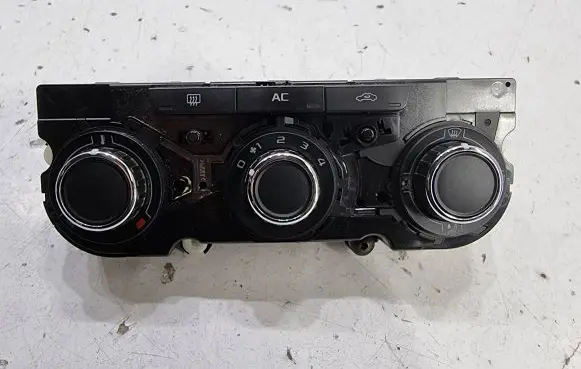 Skoda Octavia Mk2 (1Z) Climate control unit 3T0820047AB 5HB00975250